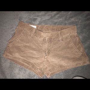 Mid rise corduroy Hurley shorts .